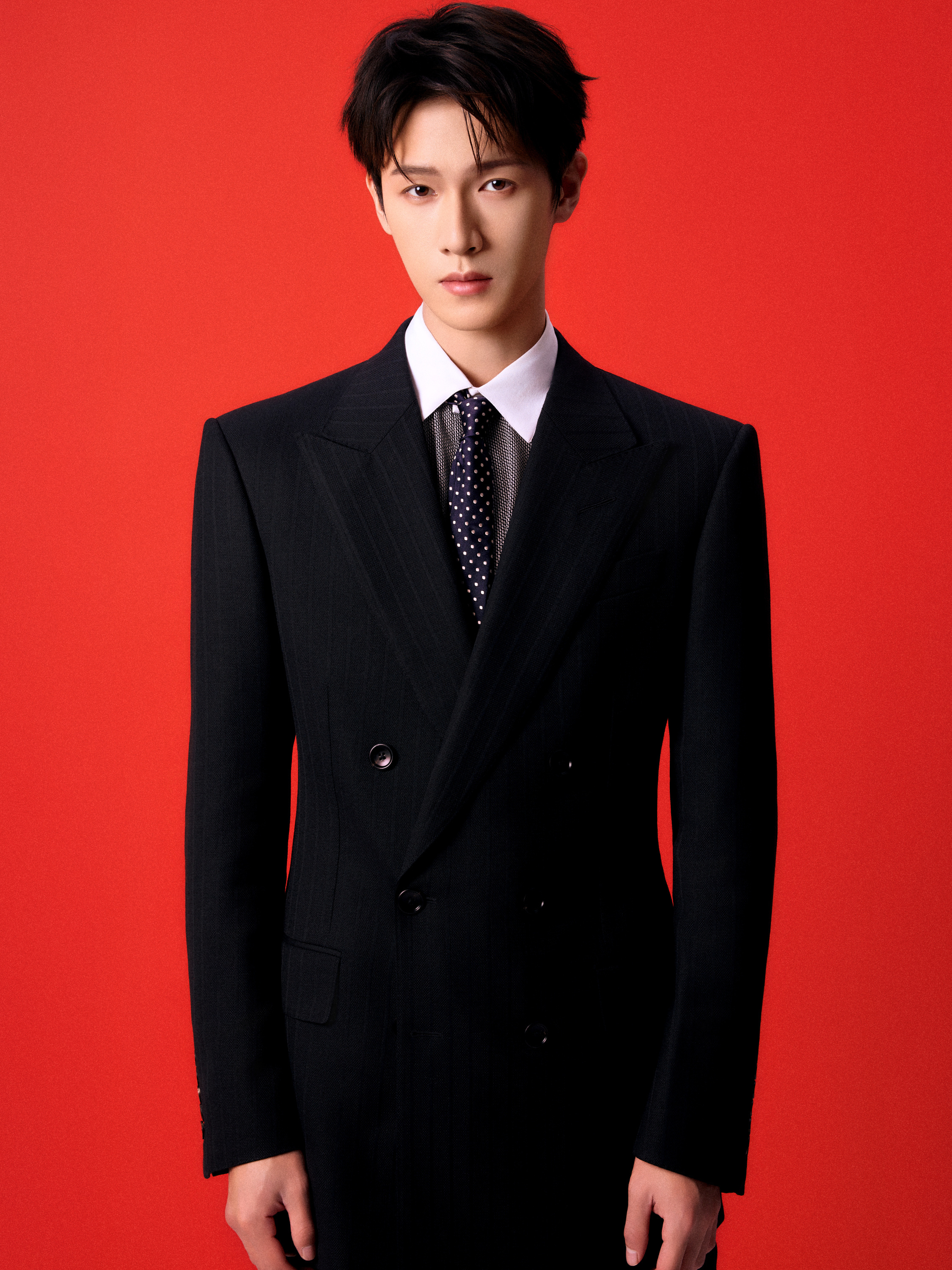 李昀锐今日出席Tom Ford Beauty品牌活动造型图集，演绎全套Tom F