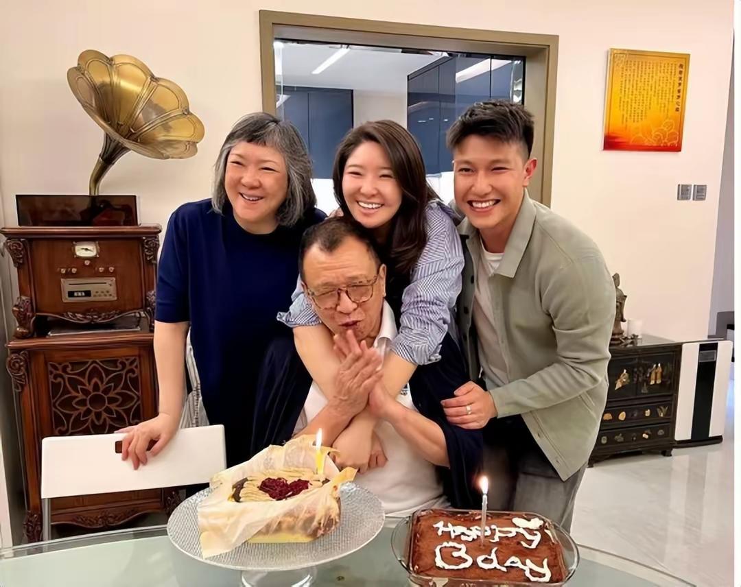 许绍雄离世前很多艺人赶去医院探望，大家都在说港圈很有人情味。

其实因为港圈很小