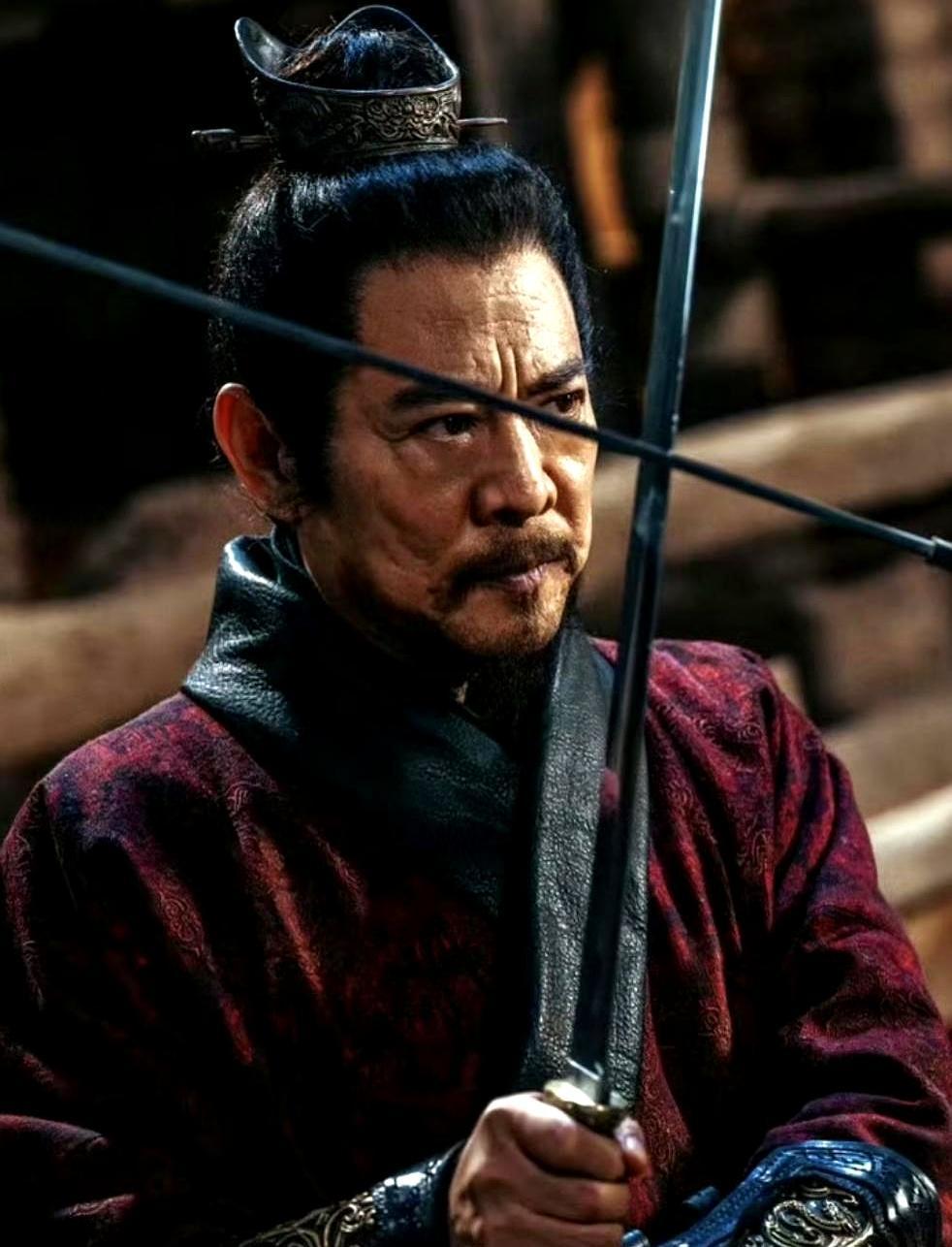 你信吗？
李连杰一句台词，杀气震碎话筒。
就昨天，片场临时架起的话筒，差点没顶住