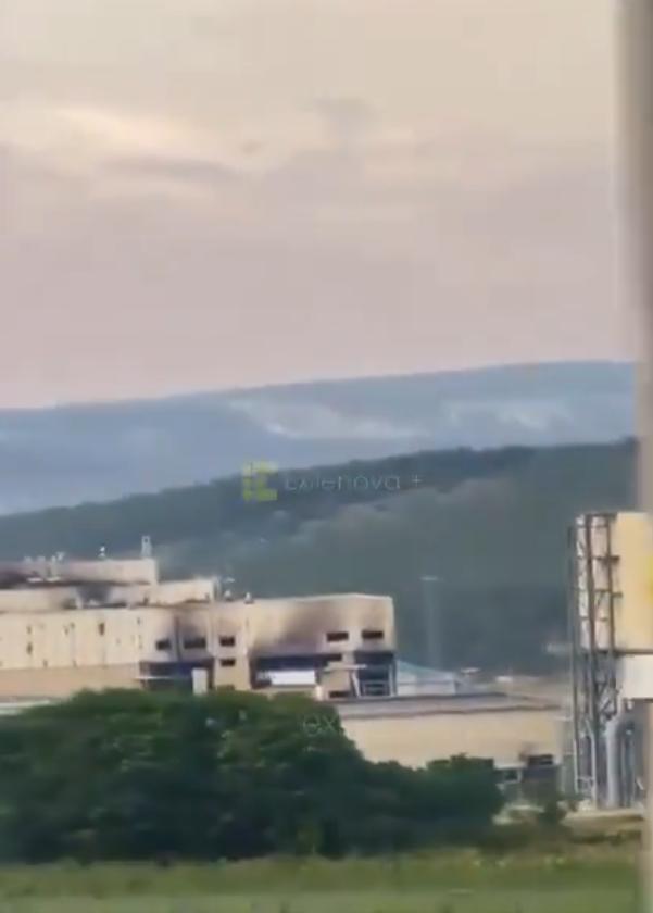 画面显示，位于克里米亚半岛西南岸的港口的塞瓦斯托波尔的巴拉克拉瓦火力发电厂据称遭