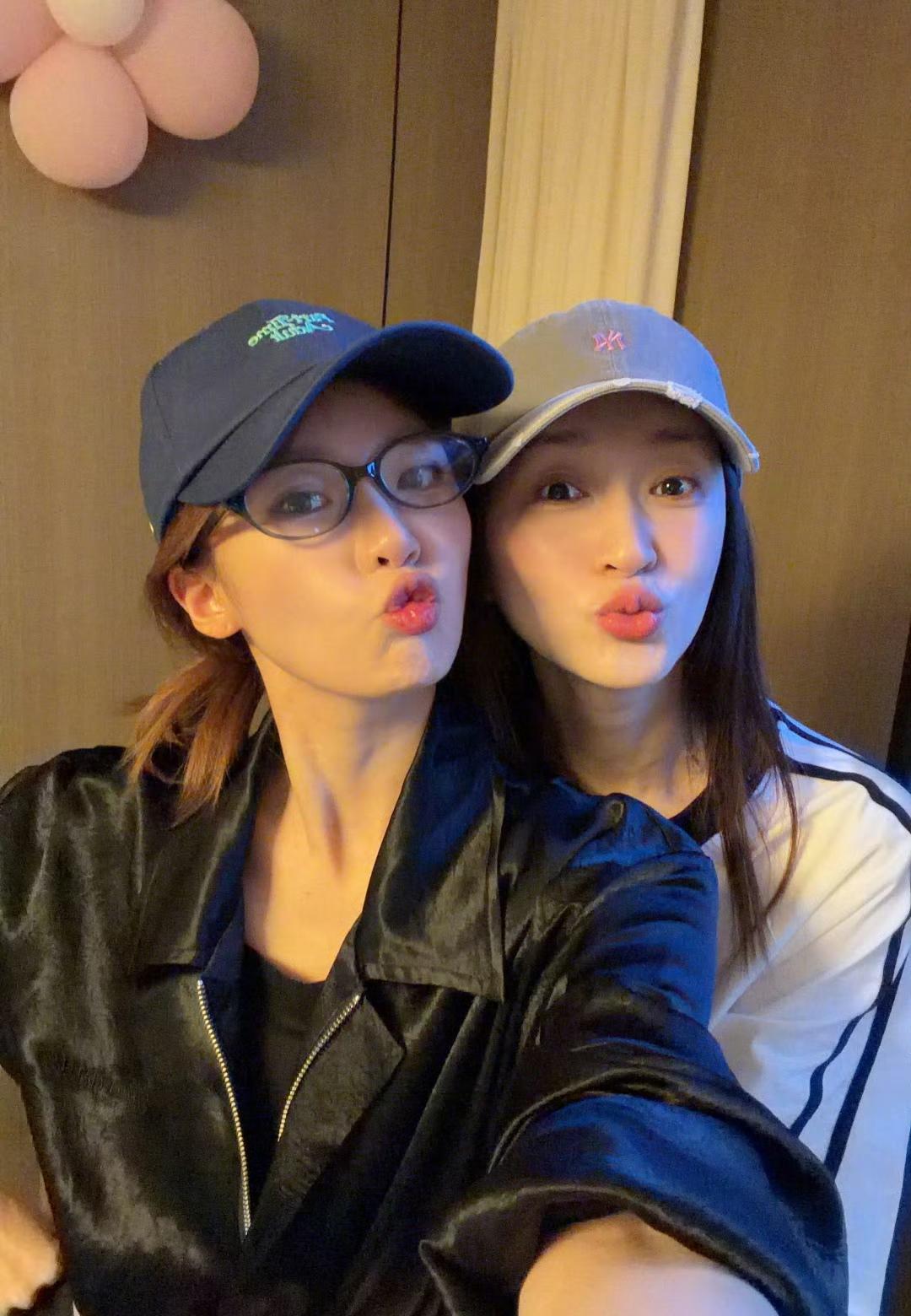 李小冉晒合照
合照中的那个美女是谁呀
感觉比李小冉更美
两人嘟着嘴好可爱啊
呵呵