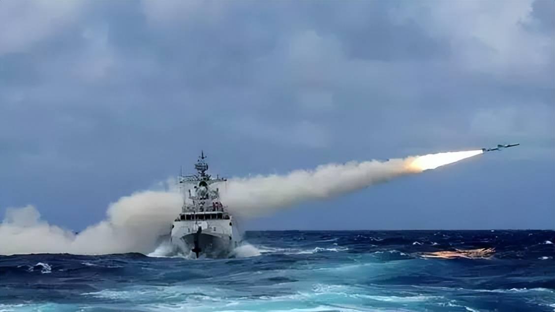 外媒傻眼！055大驱当着日本航母的面，直接实弹开火！

咱们的055遵义舰在吕宋