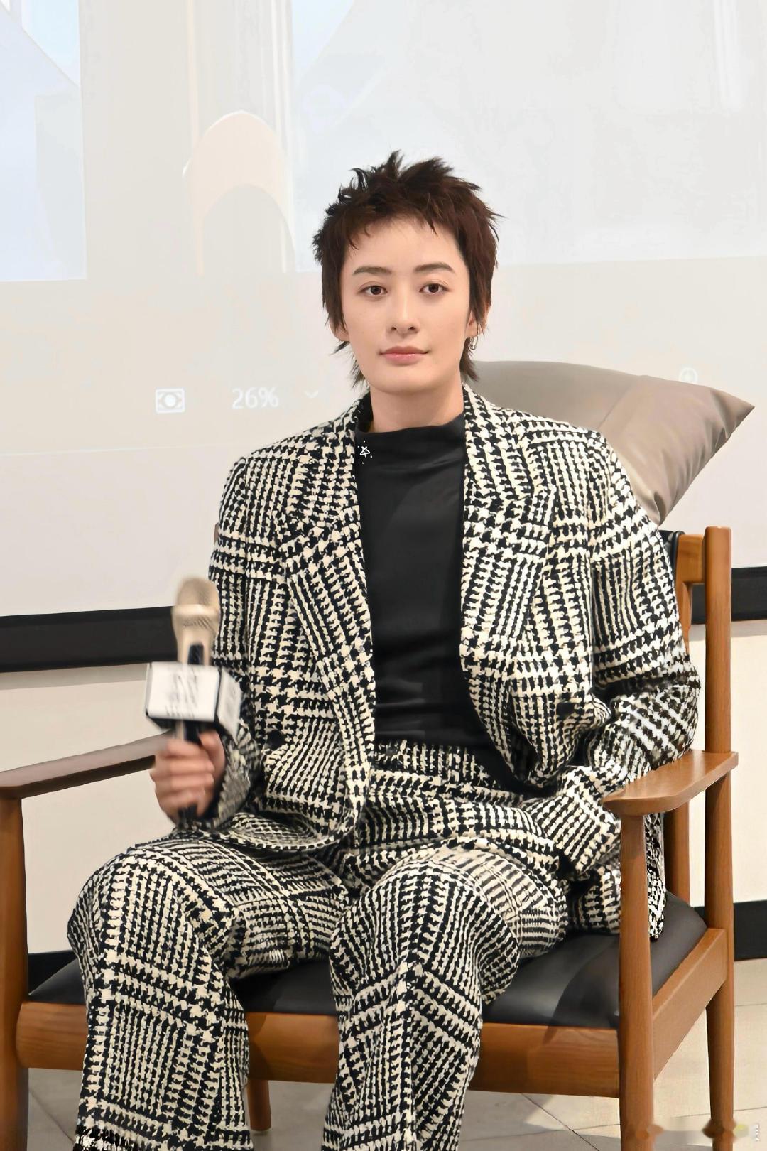 曾轶可深夜发博 被曾轶可这条深夜微博勾起好奇心，图片仪式感十足，像一封邀请函，9