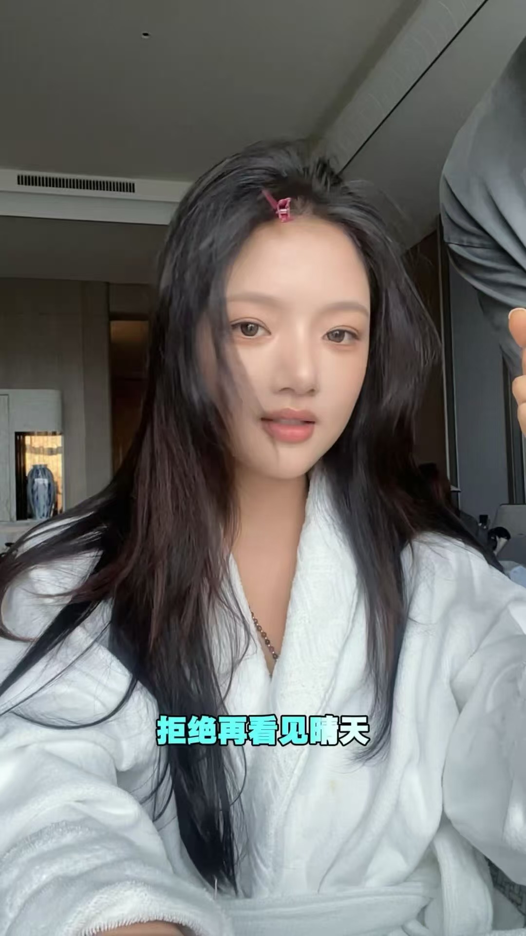 任敏化妆现场秒变KTV 她唱得随意但听着舒服，这种不拿腔拿调的清唱反而更有味道。