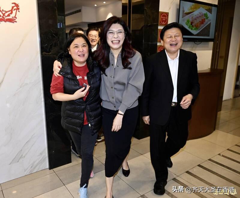 左蓝右红？陈玉珍出席国民党团餐叙， 两脚鞋不同色！

国民党立院党团今天中午宴请