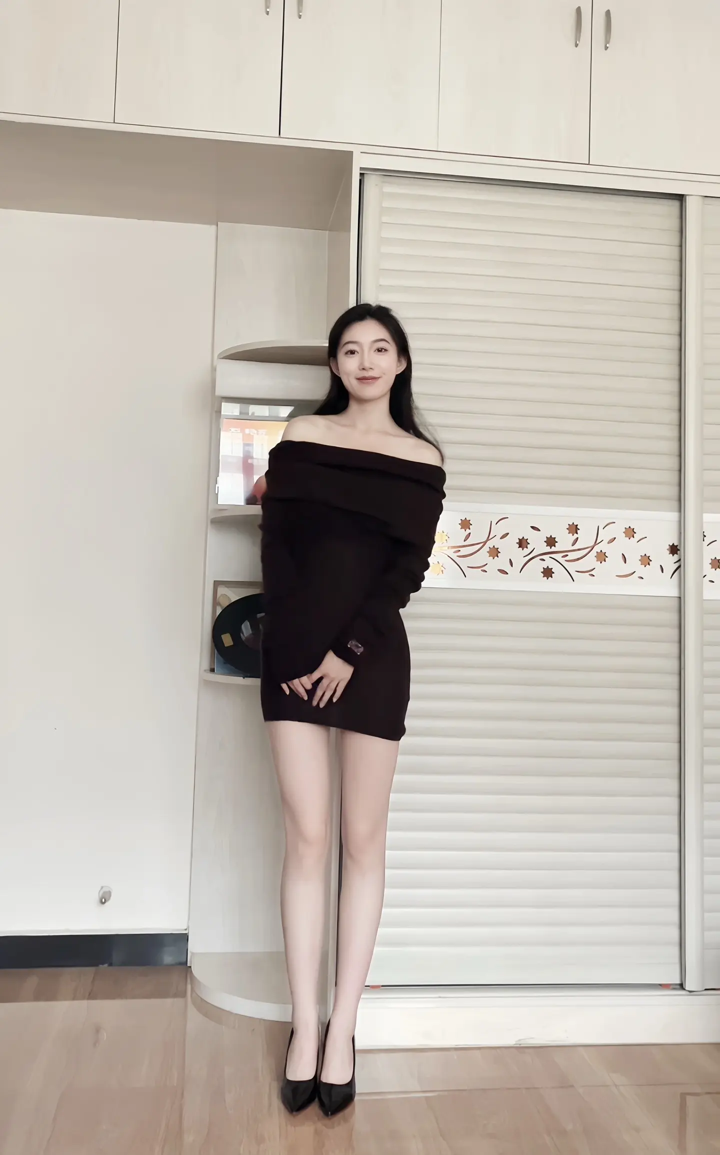 桃花岸 桃花畔 佳人轻扶桃花扇桃花扇早秋穿搭