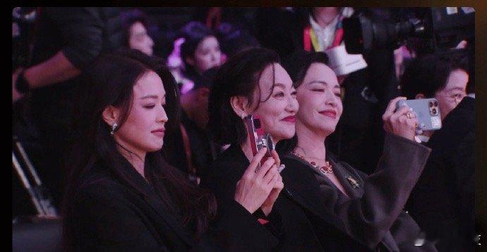 舒淇微博之夜什么手机舒琪拿的好像是泡泡玛特联名款手机，而且还用它一直在拍照，感觉