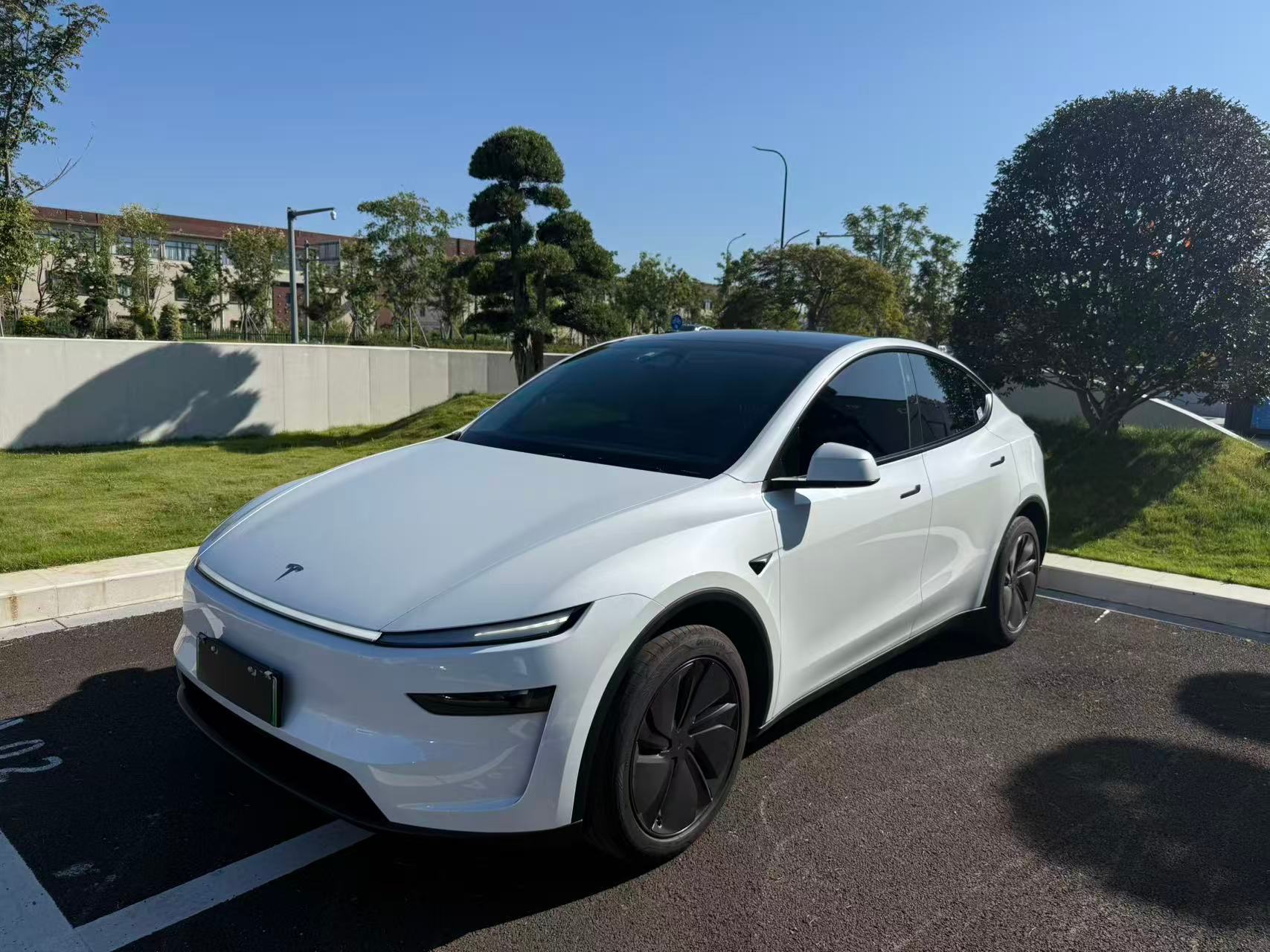 特斯拉Model Y刚上牌2个月，原车主就开始任性了，开了还不到900公里[裂开