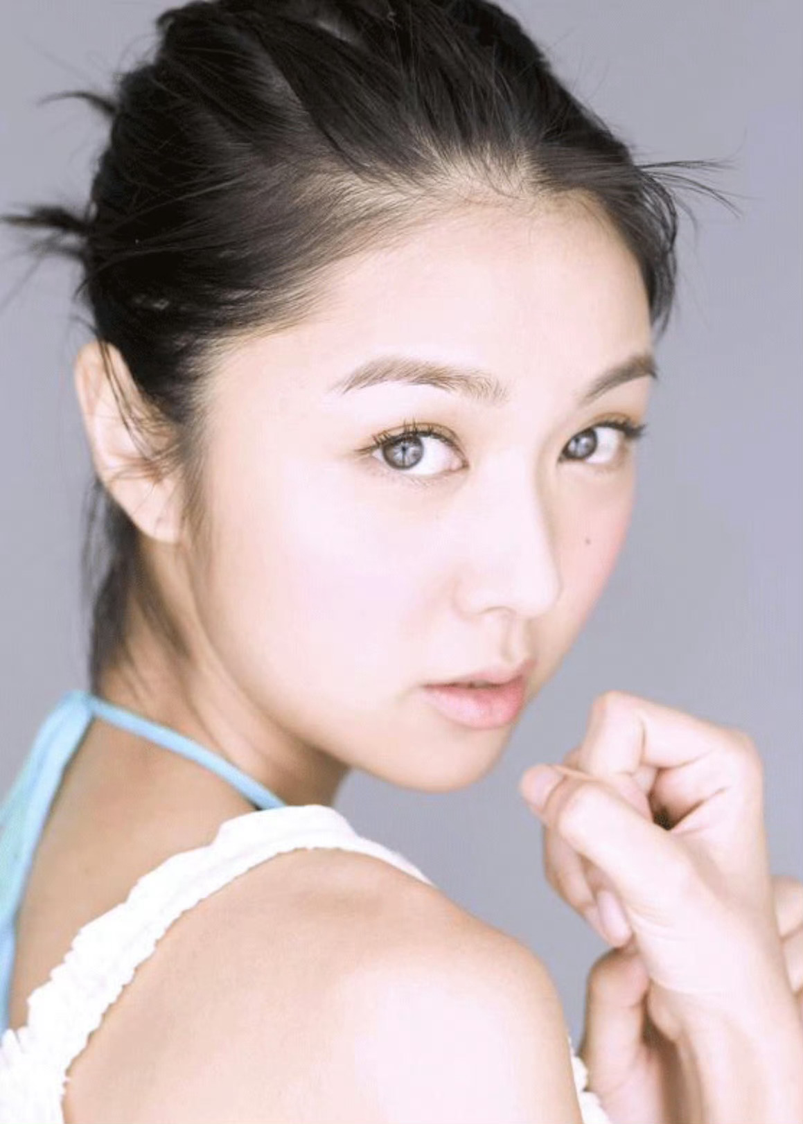 她被称为“香港最后一个少女”。她得到过《麦当娜一吻》，收到过《奇洛李维斯（基努·