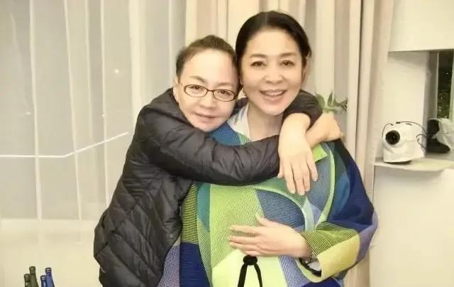 1997年，宋丹丹离婚了，倪萍打电话问她在干嘛，宋丹丹说我想死。倪萍大大咧咧道：