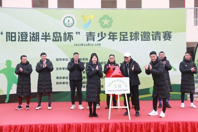 很多人只知道董路带足球小将在欧洲拿了冠军，14岁的李昊炎签约了巴萨，却很少有人知