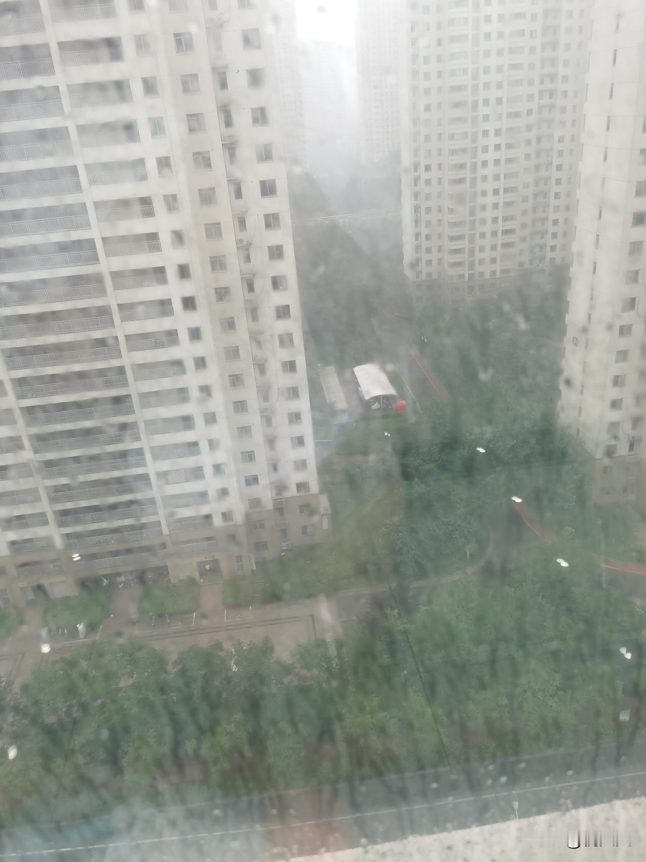 这又下雨了，今年这旅游生意怎么做？

本来一年旺季就两个月，漫长的是淡季，现在半