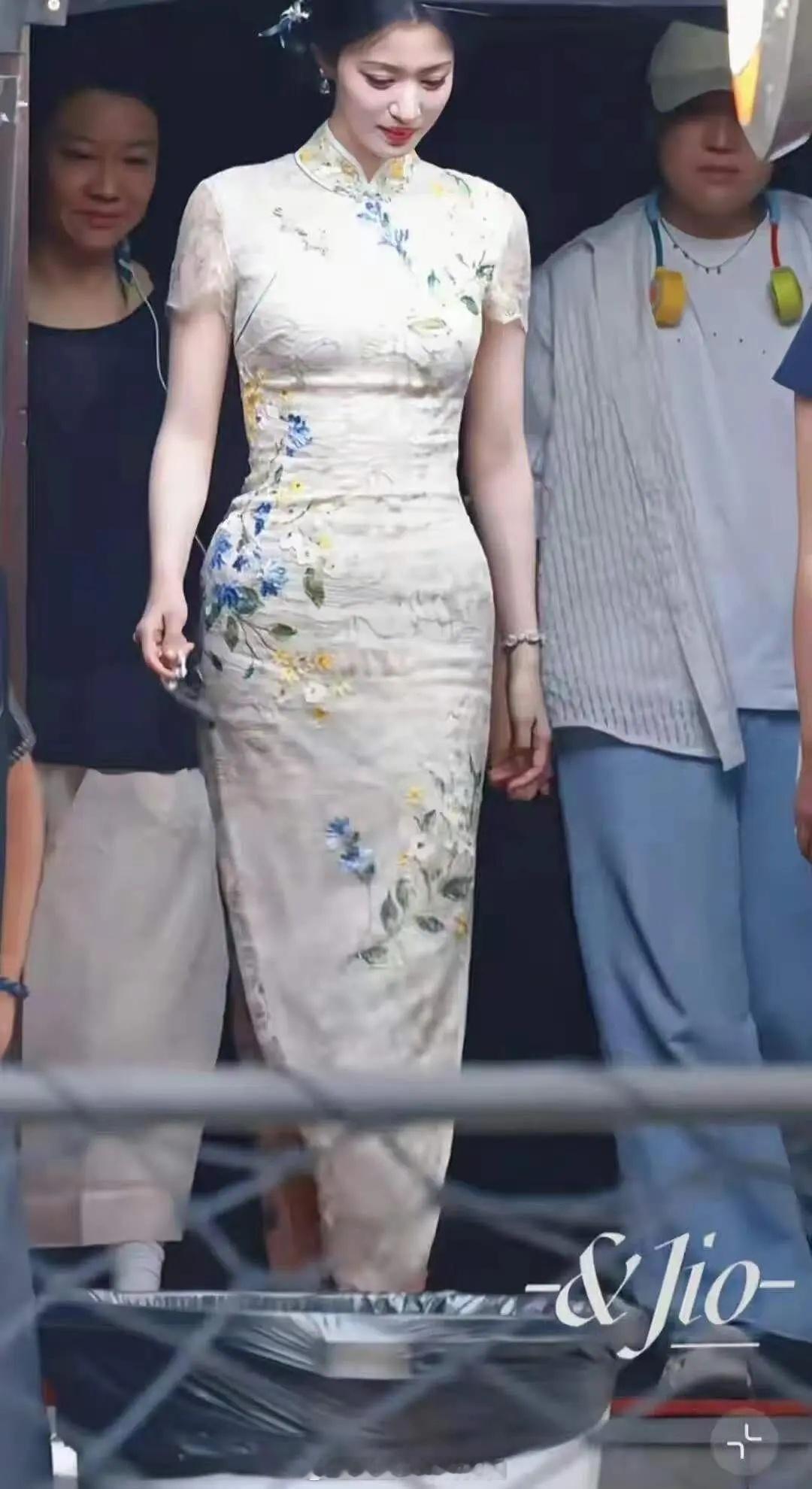 王楚然脸是美的 衣服是不是太紧身了。。？ 剧组如果一味追求网感 一点质感都没有这