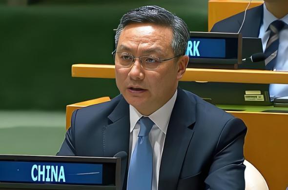 当联合国高官流畅切换四国语言，却唯独没有中文时，中国代表孙磊大使没有愤怒指责，而