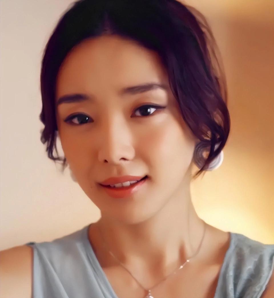 韩熙庭，曾因张艺谋量身定制角色“怡春”而成为“谋女郎”，星途初现。后与地产富豪王