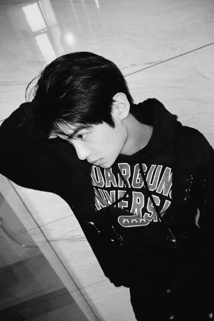 #黄明昊阳台黑白大片##黄明昊墨镜背头#黄明昊在阳台黑白大片中散发迷人气息，墨镜