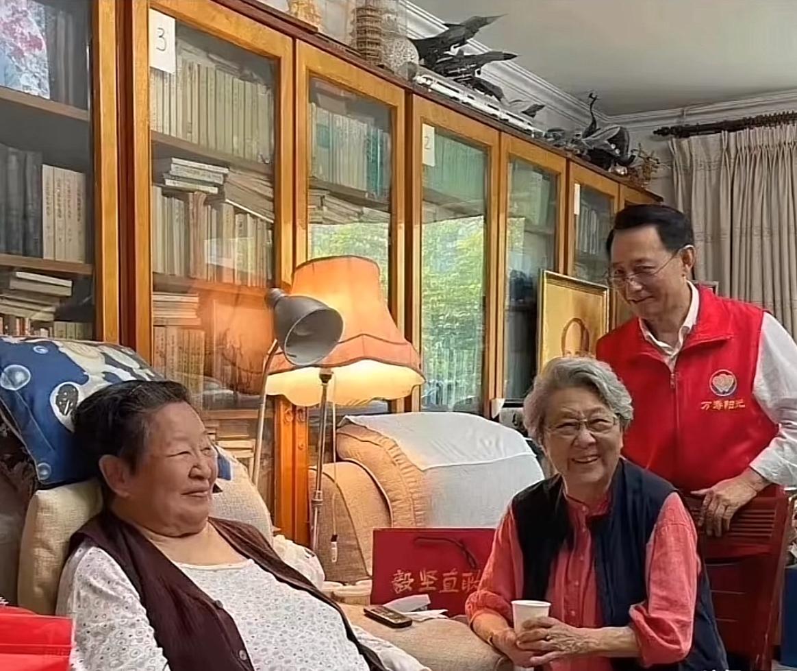 2023年河北洪灾期间，83岁的李讷在家中向河北慈善总会捐款一万元，支援灾区抗洪