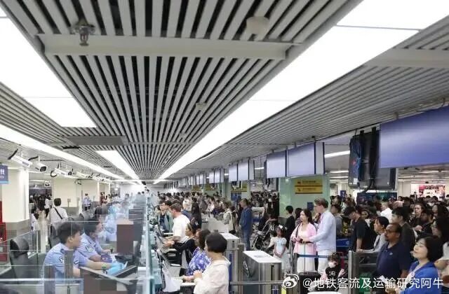 【深港通关 再创历史新高！出入境客流达112万人次】暑期入境游热度全线飙升，深圳