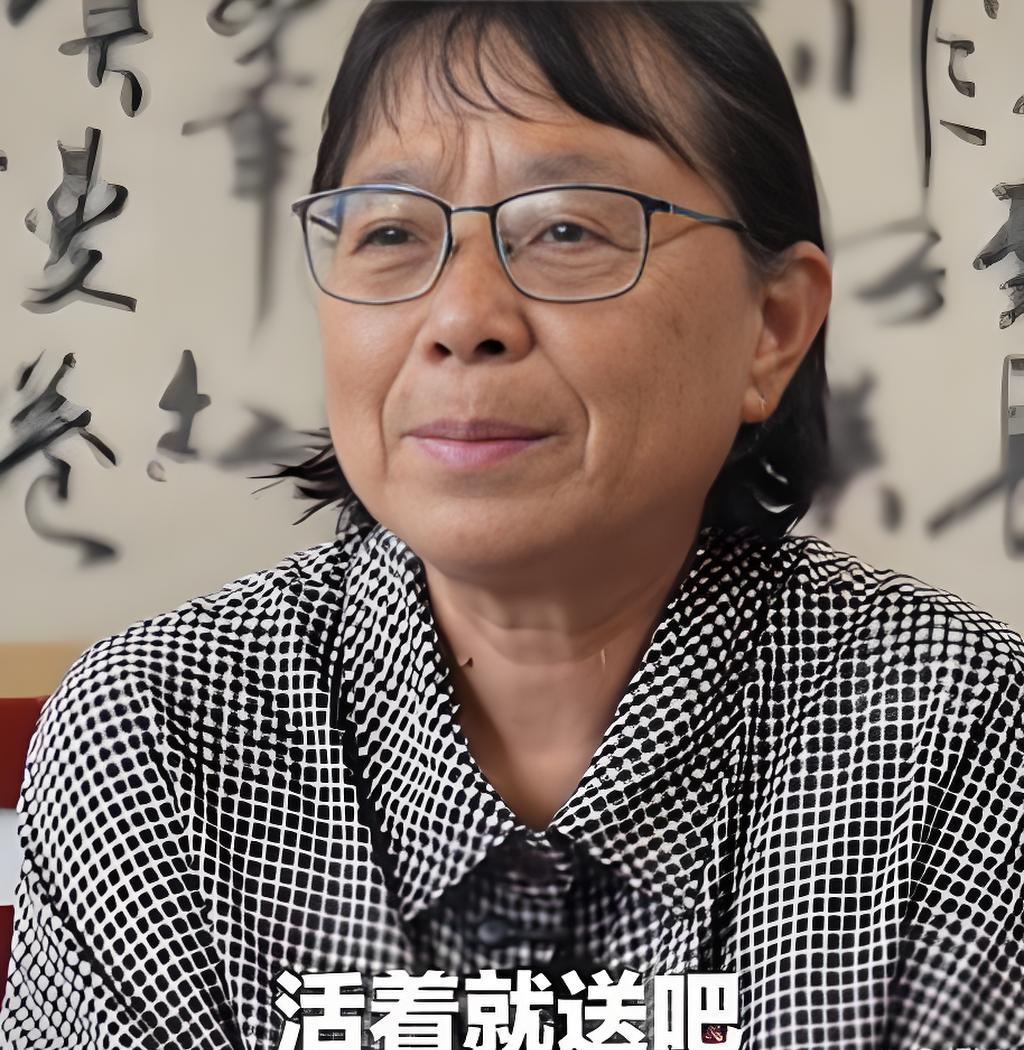 6月8日华坪送考现场，张桂梅被姑娘们笑