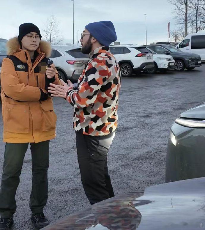 开着中国车去冰岛被围观了 本来是去冰岛拍摄，结果中国车成了当地的小明星，被路人围