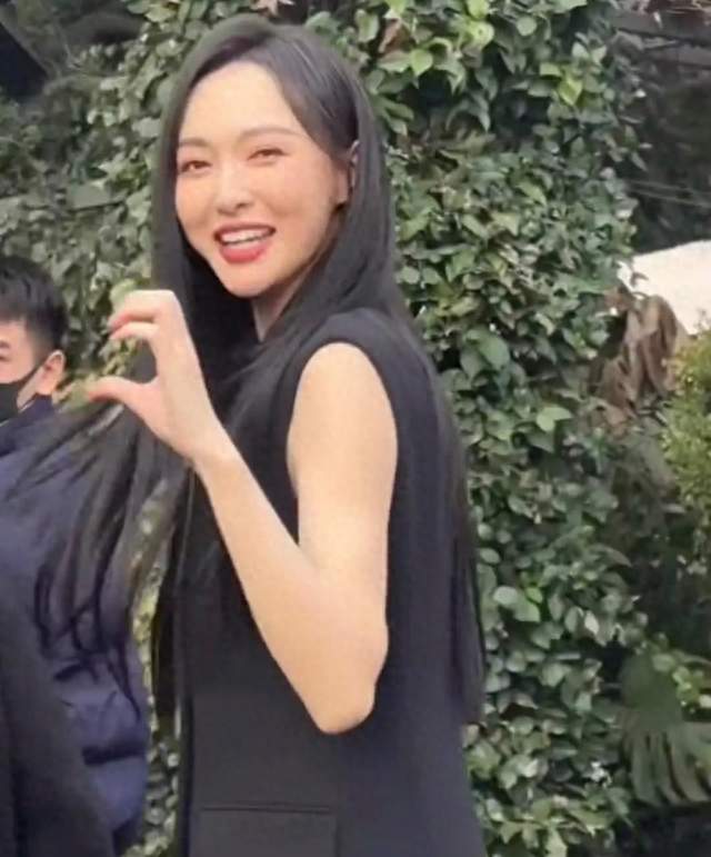 唐嫣一组路人镜头下的生图流出，没有精修滤镜的修饰