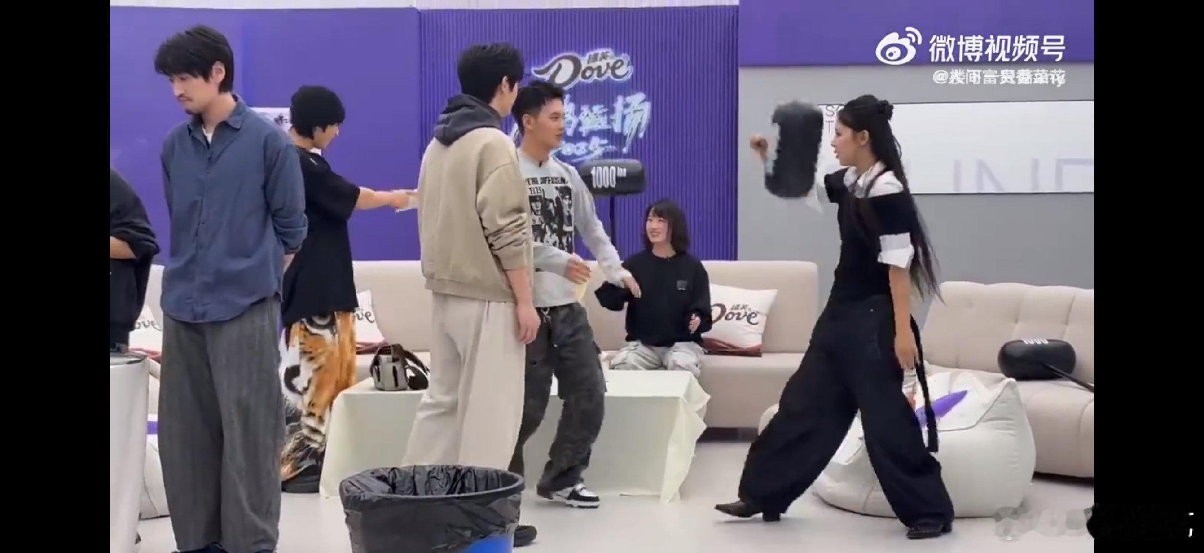 这直播比我奶的年夜饭还乱 声鸣远扬声鸣远扬的直播太会整活了！选手们聚在一起，做饭