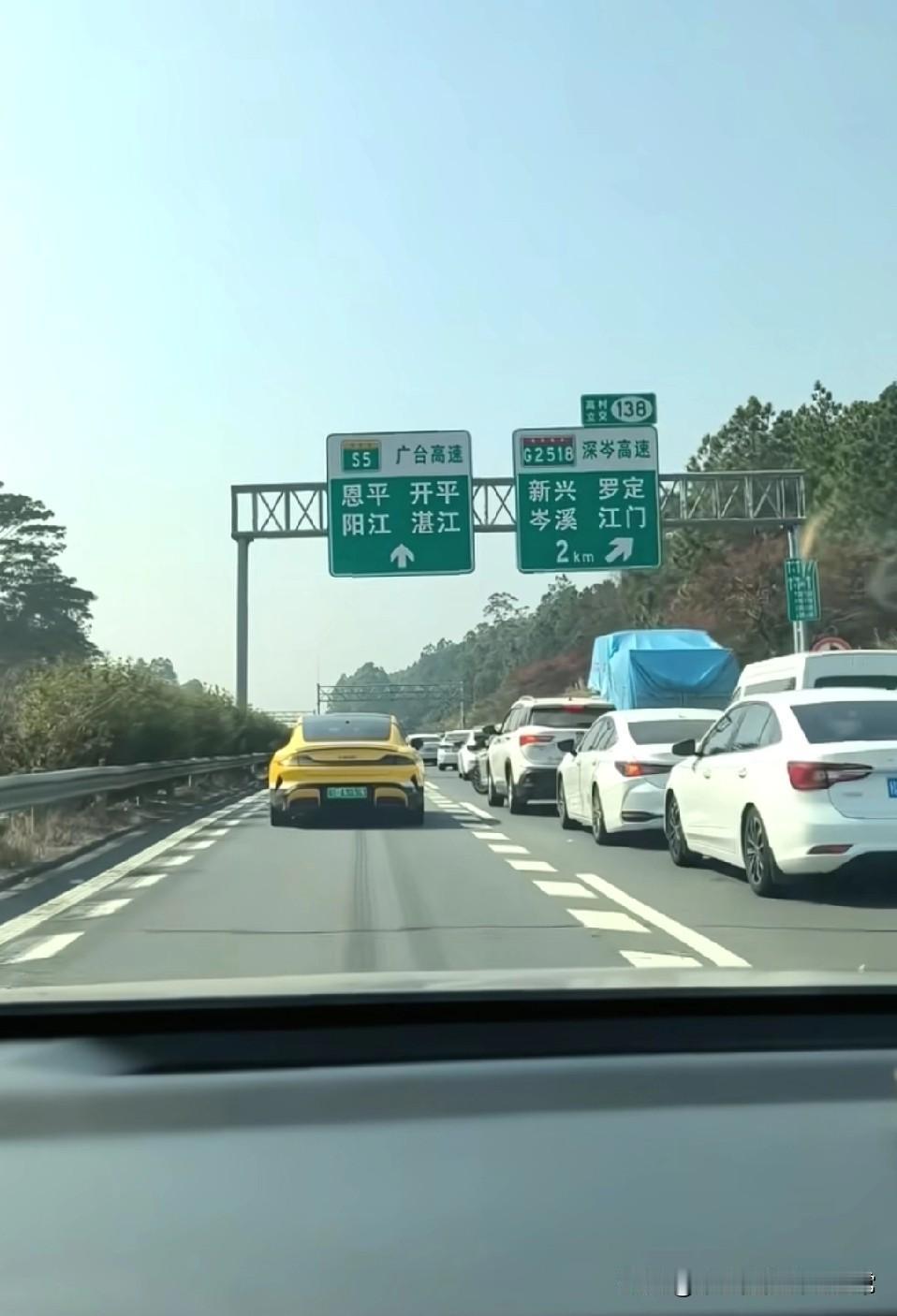 聪明的人已经提前出发了，所以路上全是大聪明人！
 
30号零晨，高速上的“聪明人