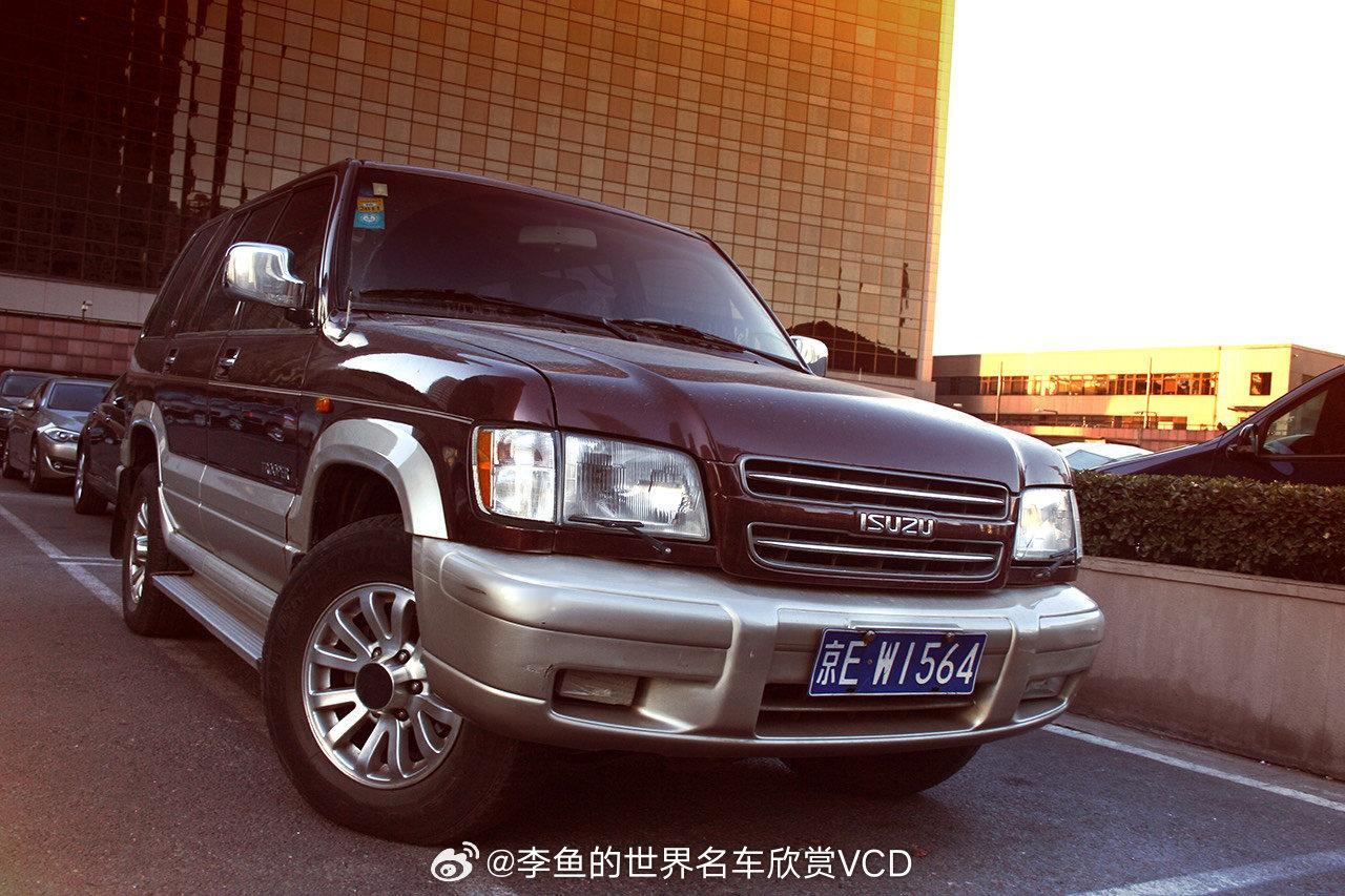 在中国大饭店楼前拍的五十铃Trooper，突路霸/轻骑兵，二代后期款，千禧年前后