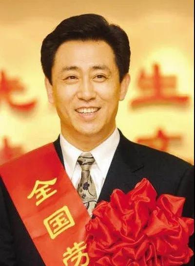 [[捂脸]恶有要报：许家印今昔[捂脸]]
     昔日风光无限，今日身陷囹圄。