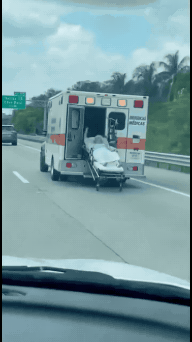 看傻了：印度救护车后门打开，病人连着担架车掉在公路！这是在印度泰米尔纳德邦库努尔