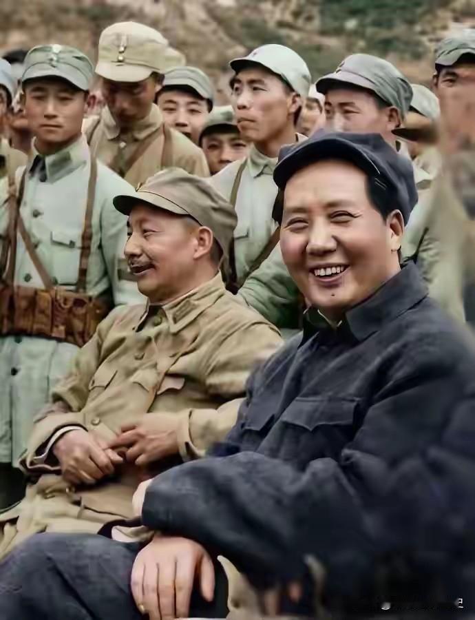 毛主席的笑容温暖而亲切，目光真挚，如春风般和煦，传递着令人心安的力量，尽显领袖的