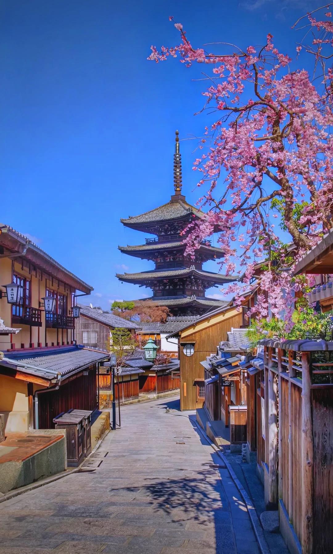 高市政权下的日本经济状况有点复杂。从数据看，日本经济增长乏力，GDP增速长期在低