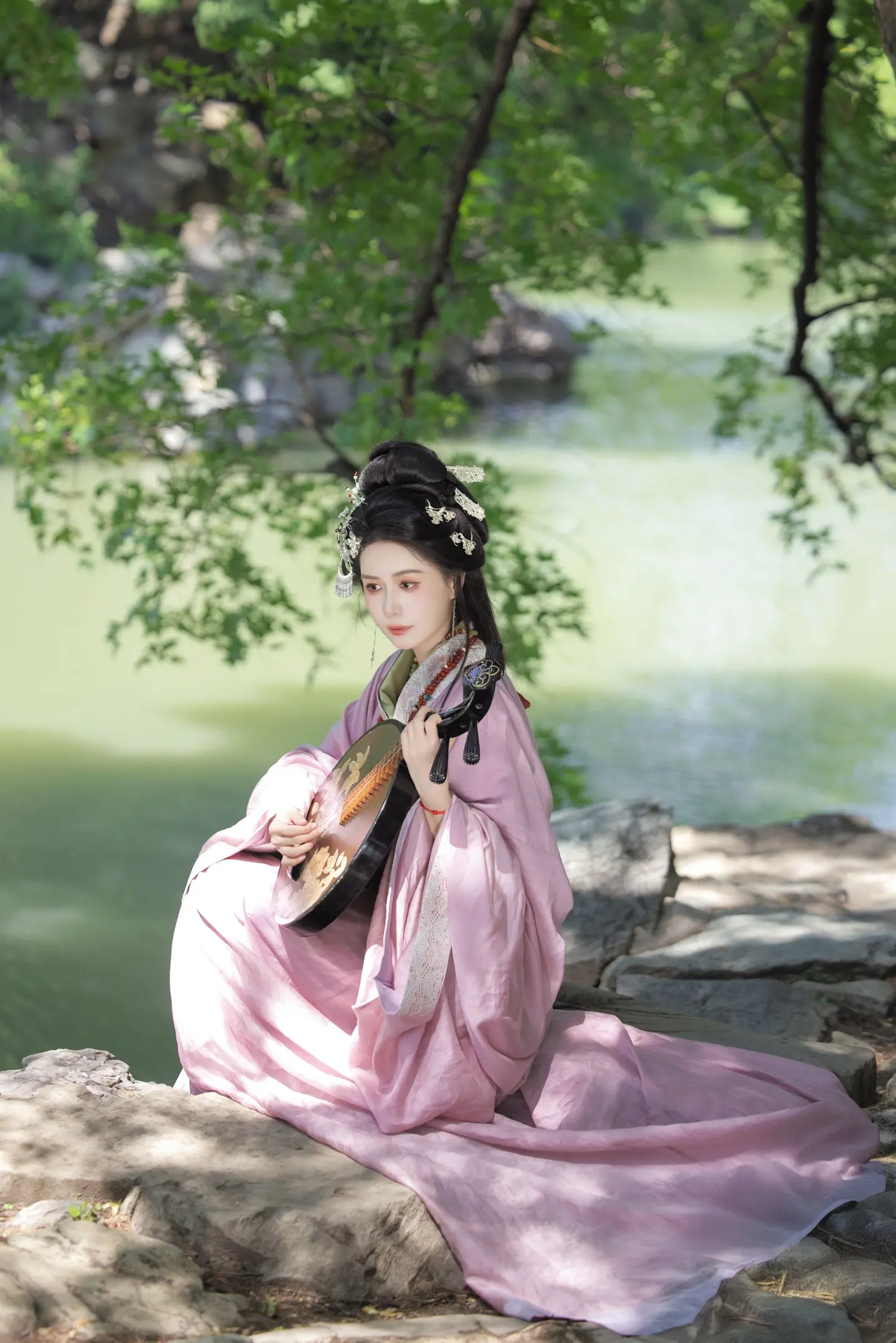 “愿做你青丝几缕…”。北京古风拍摄点匮乏，后湖必须要算一个能拍出江南感...
