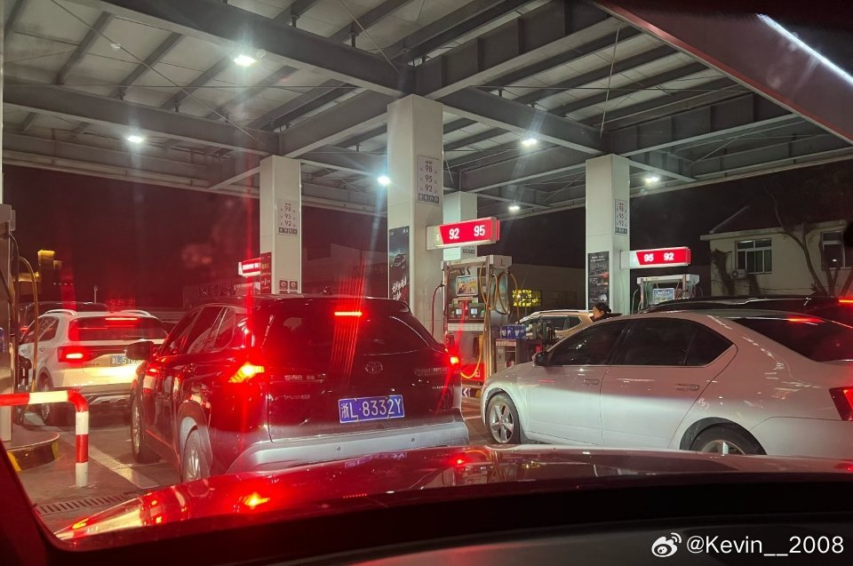 昨天晚上油价上调，加油站又挤满了加油的人，真的搞不懂，上调几毛钱至于吗？加满一箱