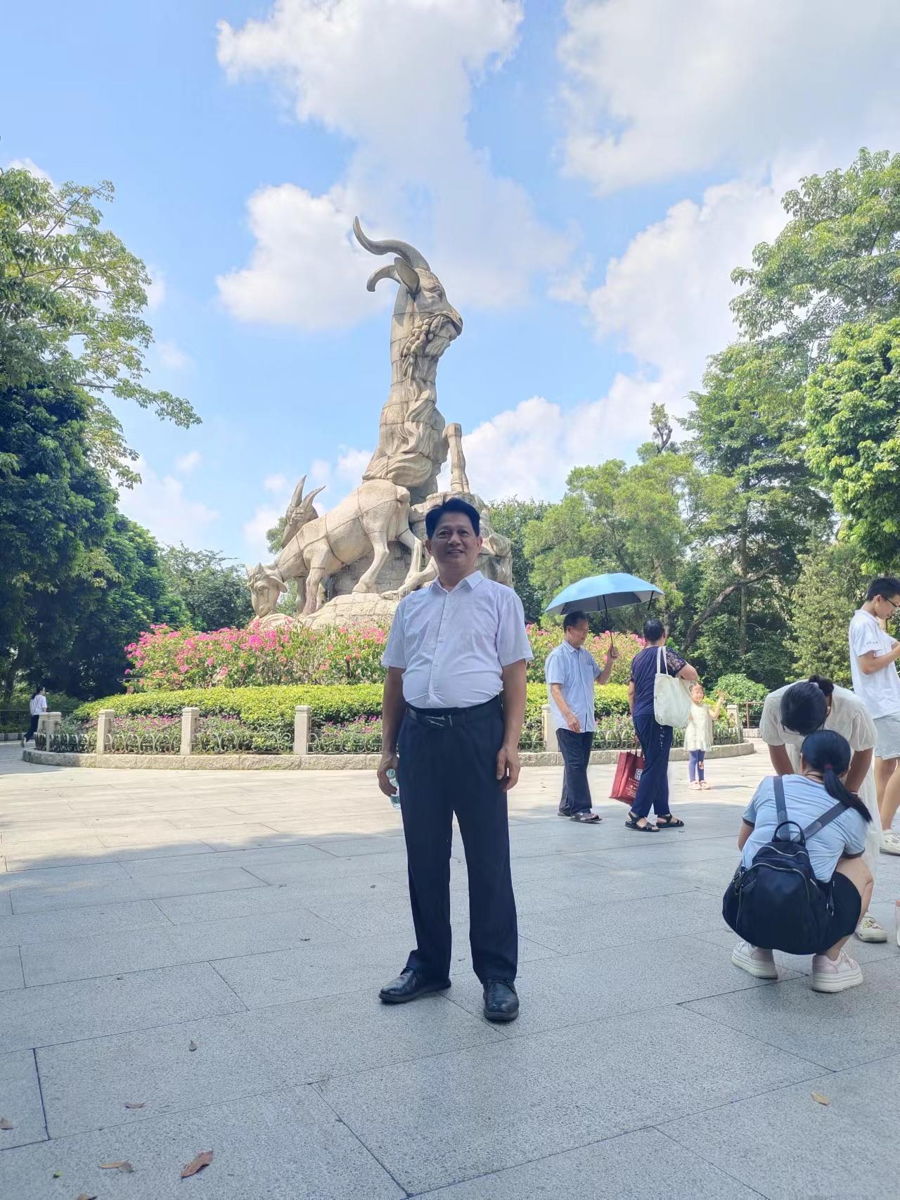 春日闲行，登高越秀，暂离尘世繁扰，随心缓步登山而行。山间石径迂回，云雾轻绕，恍若