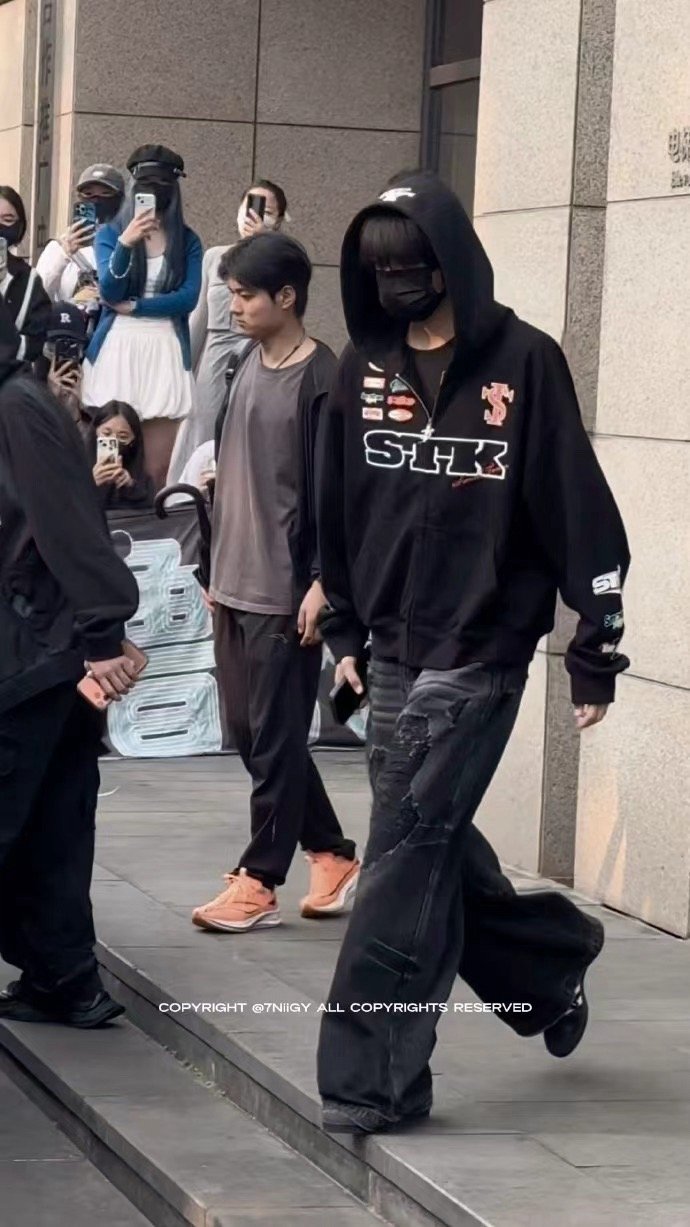张桂源潮男look张桂源allblack潮男上班张桂源潮男look，谁懂桂圆一身