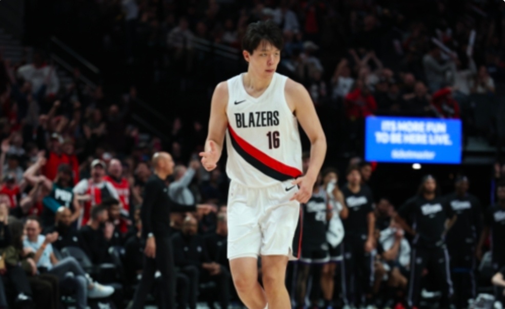 NBA常规赛杨瀚森末节4分钟垃圾时间登场，数据簿一片空白，正负值-1今日，尼克斯