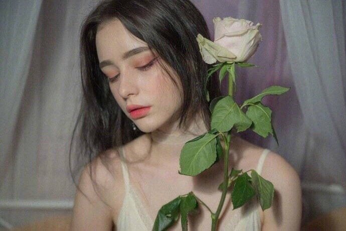 《读者》里的一句话：“我几乎不跟妈妈讲难过的事，她很少能帮上忙，只会睡不着觉。”
