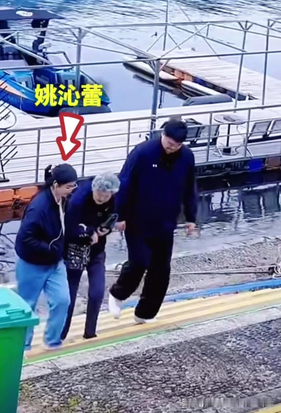 姚明一家五一假期现身千岛湖，14的女儿身高已经超过1.88米的奶奶，搀扶上楼梯，