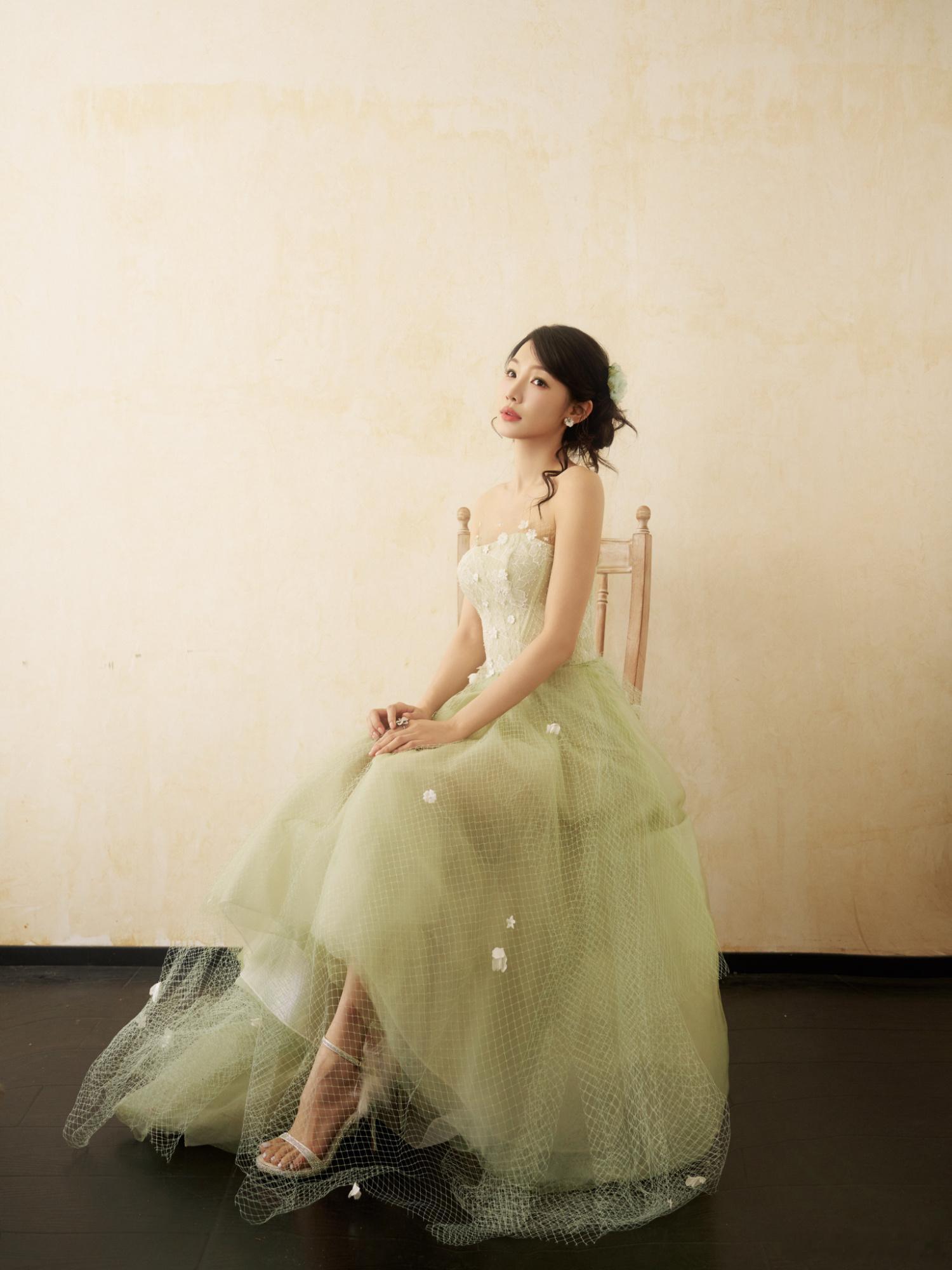 花影裁梦，轻扣清甜遐想。欢娱影视演员今日出席2025芒果秋季招商大会。 ​​​