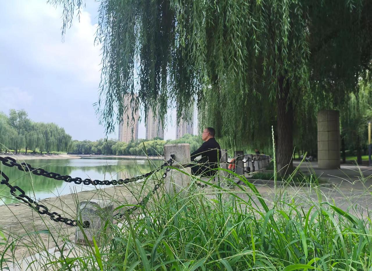 今天，我去看了冯小刚的新片《抓特务》。电影散场，人往外走，我坐在椅子上没动。灯亮