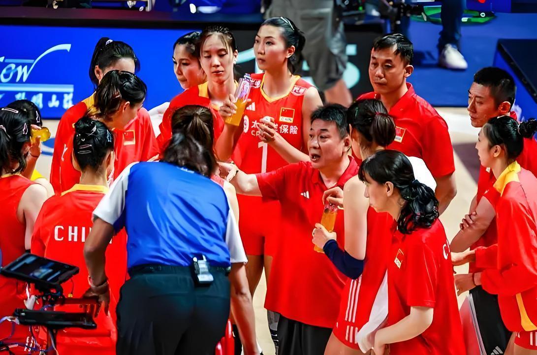 决胜局12:15遗憾输球，中国女排被土耳其3比2逆转淘汰了。
小组赛中国女排3战