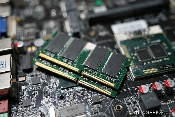 内存价格大跳水原因自去年四季度涨价潮以来，许多个人消费者被抑制需求，转而购买低容