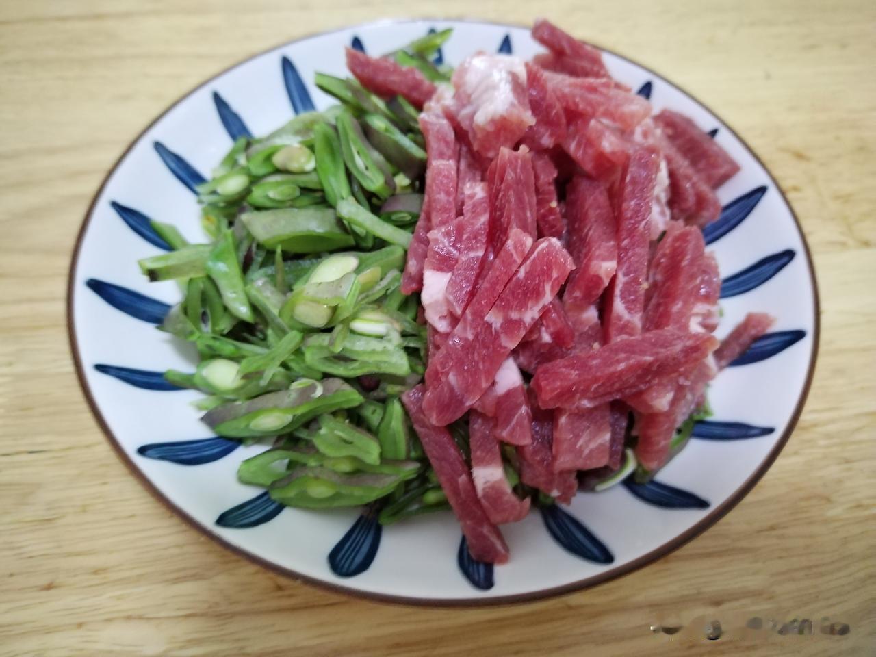 豆角怎么才能炒软炒熟呢
这是闺女问我的
她吃着我炒的豆角问我
说我咋炒的这么软这