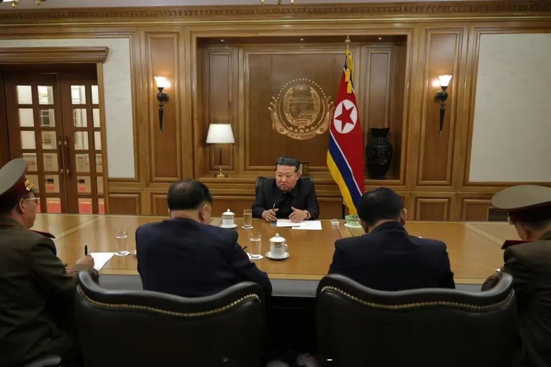 据朝中社27日报道，金正恩26日会见核武器研究所等核部门科技人员，并指导有关核物