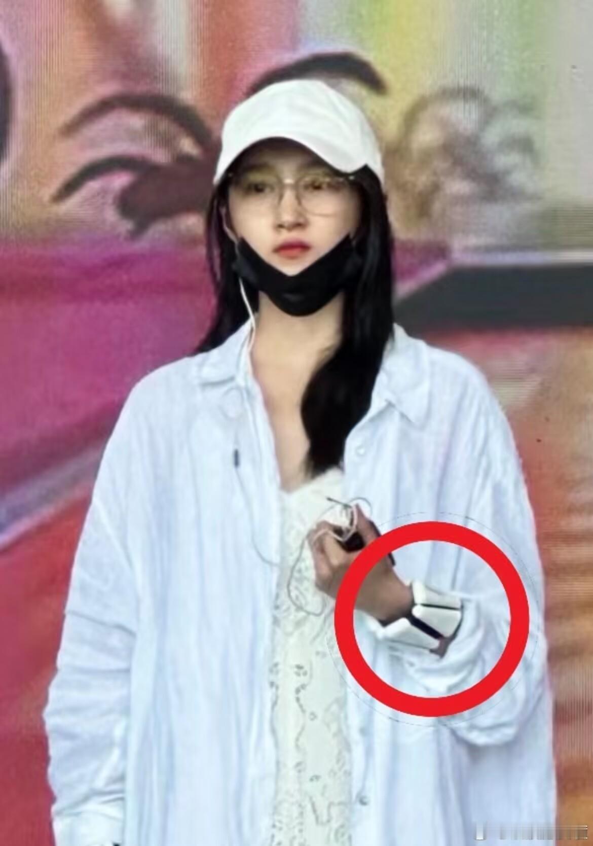 关晓彤彩排也戴着负重手环好自律 
