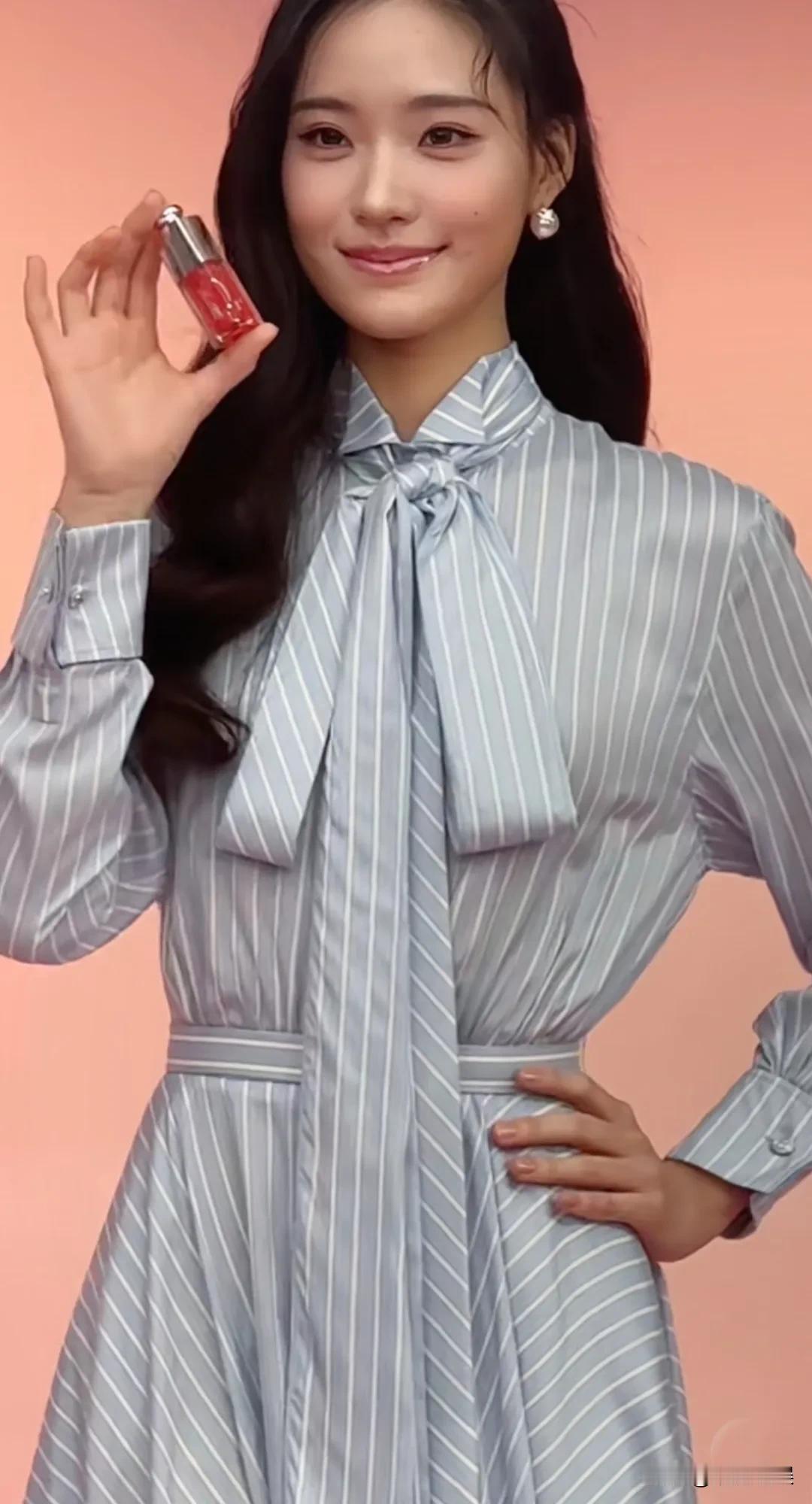 小s的几个女儿小时候长得不怎么样，没想到真的是女大十八变，越变越漂亮。

小s的