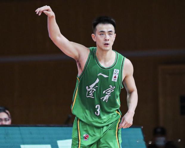 看完辽宁客场34分惨败上海，无数球迷气得攥紧拳头，一股寒意直叫人后背发凉。曾经的