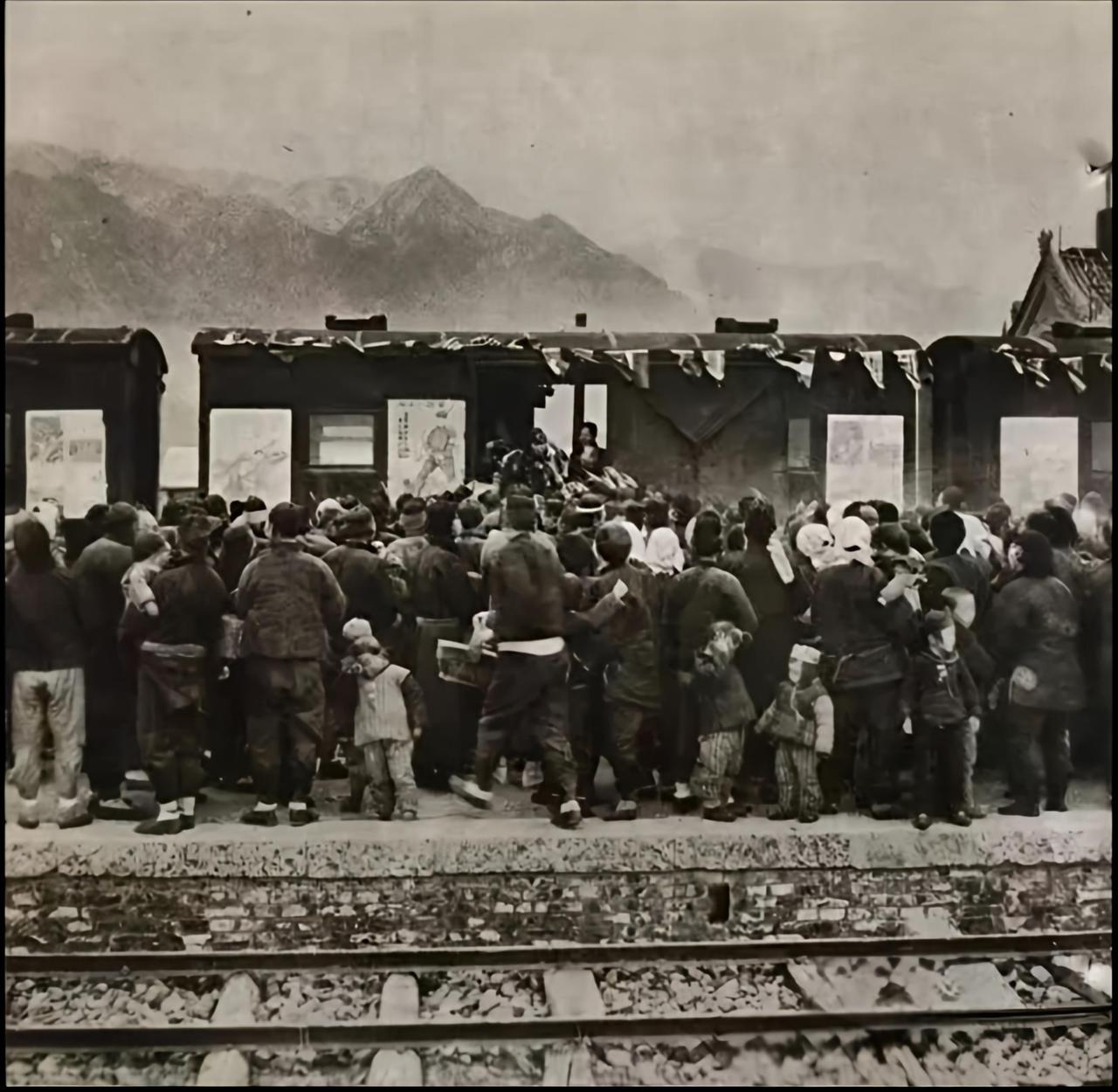 “正太铁路”开通；1935年“同蒲铁路”开通。如图是当年山西老百姓乘火车的情景！