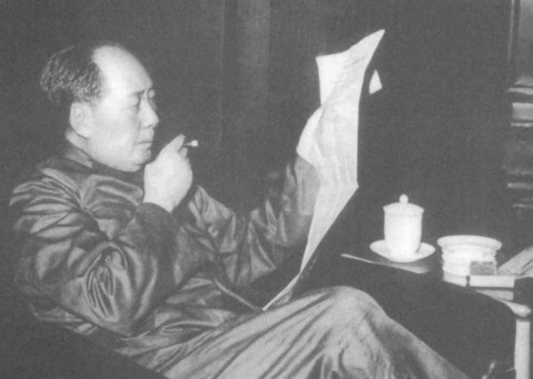 1949年毛岸青来到毛主席身边时，警卫员关心询问他现在的妈妈怎么样了，毛岸青这样